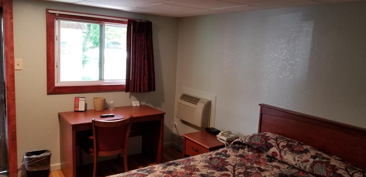 Wolds Motel - Mt. Pleasant เมานต์เพลเซนต์ ภายนอก รูปภาพ